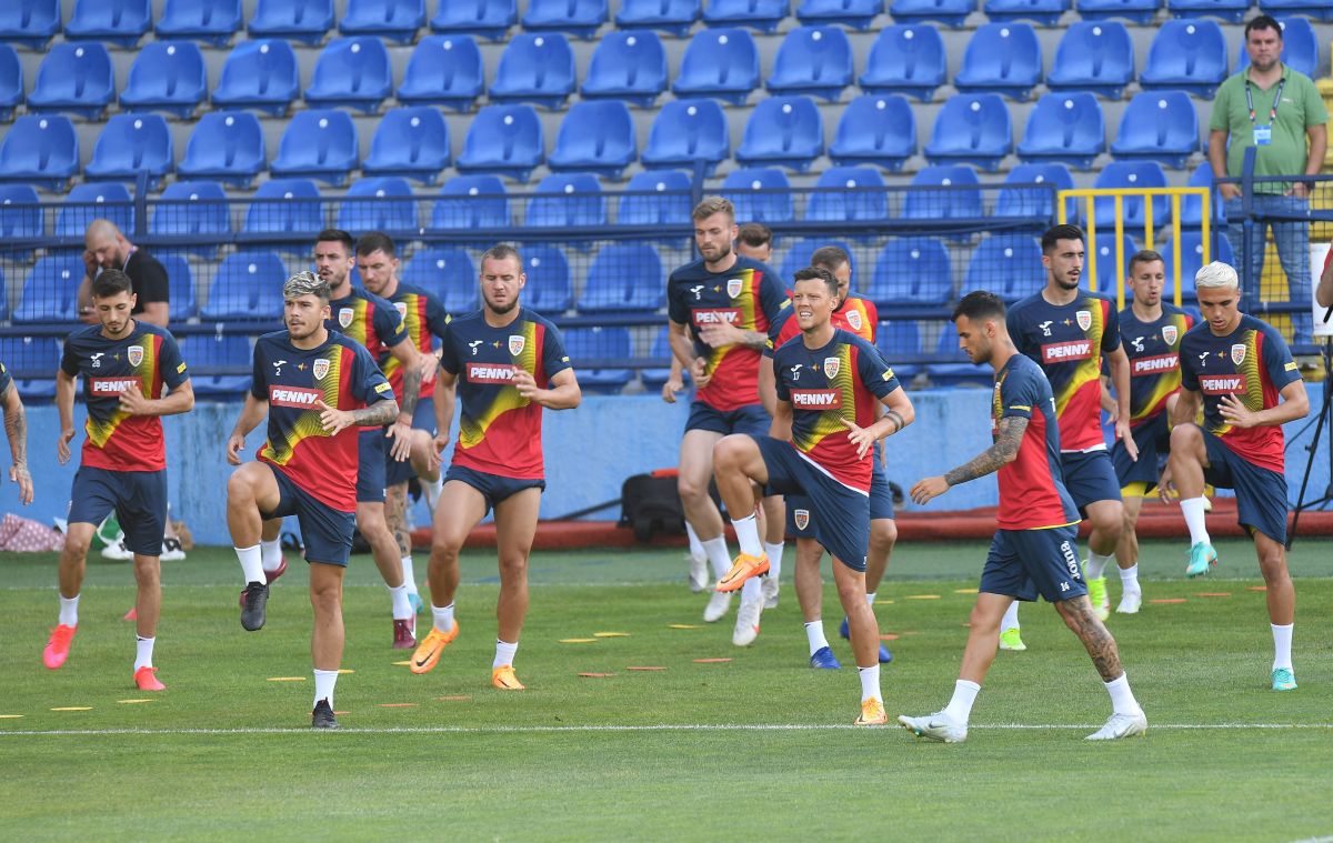 Antrenamentul lui Edi Iordănescu de la Podgorica, supravegheat de Răzvan Burleanu