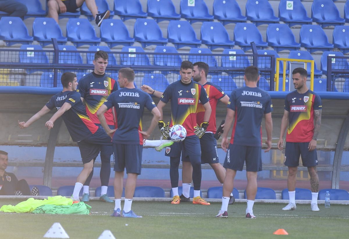 Antrenamentul lui Edi Iordănescu de la Podgorica, supravegheat de Răzvan Burleanu