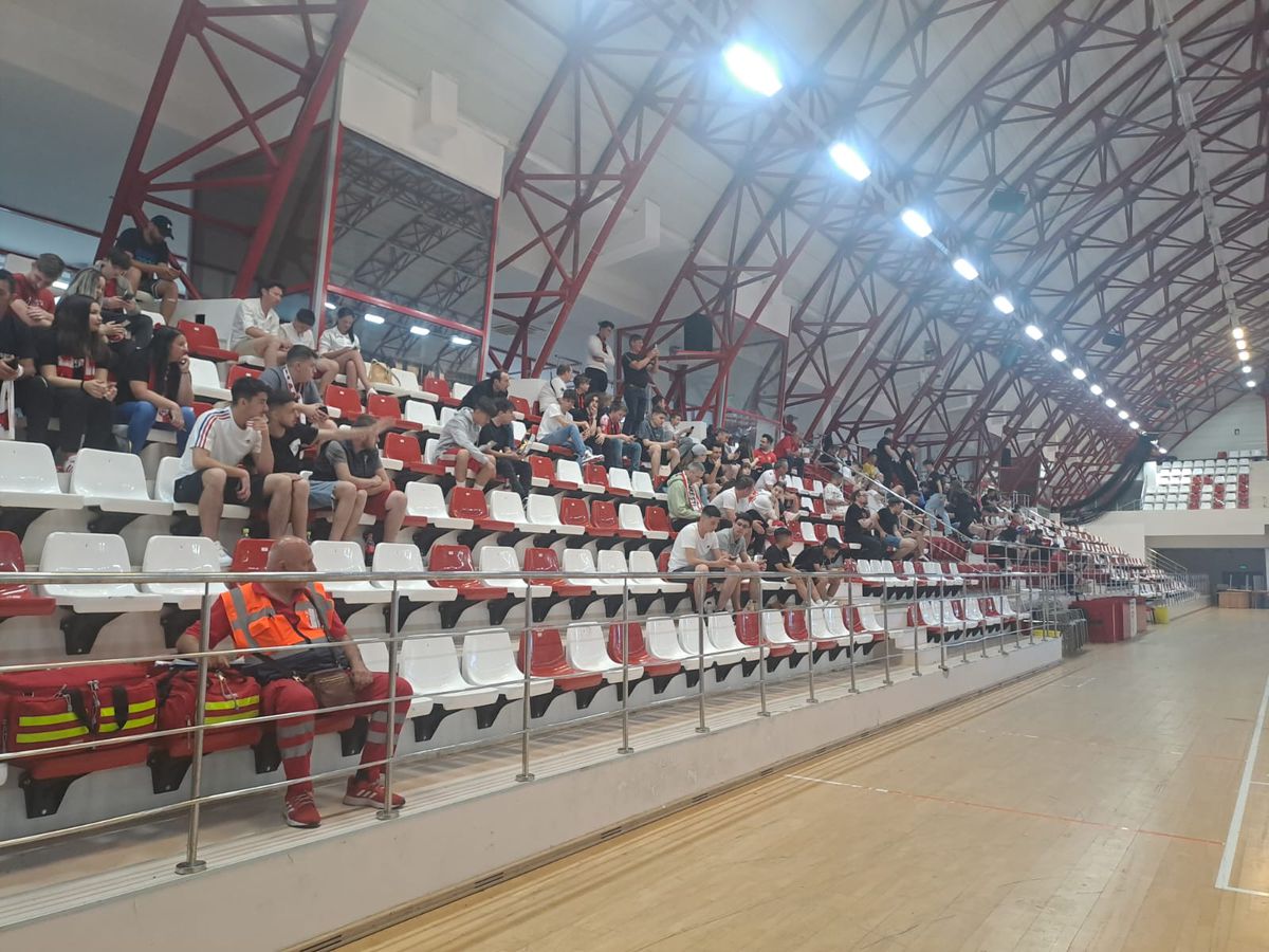 Fanii „câinilor” s-au strâns în Ștefan cel Mare și așteaptă promovarea » Imagini spectaculoase din sala Dinamo