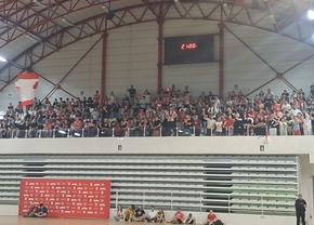 Fanii „câinilor” s-au strâns în Ștefan cel Mare și așteaptă promovarea » Imagini spectaculoase din sala Dinamo