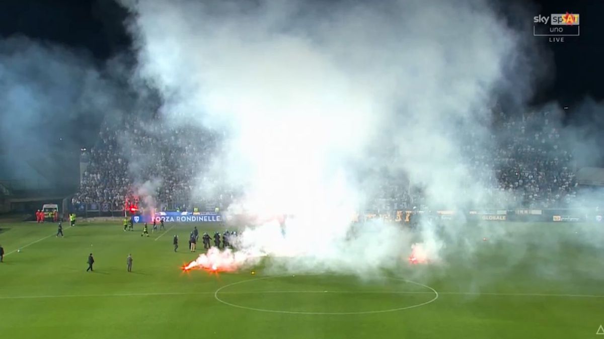 O formație de tradiție din Italia a retrogradat în Serie C, iar fanii nu au putut suporta umilința » S-au bătut cu forțele de ordine după meci
