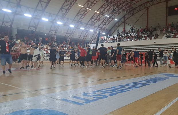 Fanii „câinilor” s-au strâns în Ștefan cel Mare și așteaptă promovarea » Imagini spectaculoase din sala Dinamo