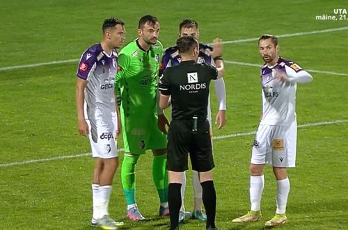 Sebastian Colțescu a fost salvat de o intervenție din camera VAR în minutul 80 al meciului dintre FC Argeș și Dinamo, la scorul de 4-2. „Centralul” îi arătase direct cartonașul roșu portarului Cătălin Straton.