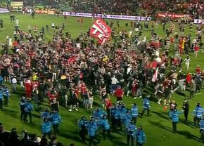 Anul de suferință s-a încheiat! Fanii lui Dinamo au invadat terenul după promovare » Au mers direct la Burcă + adversarul pe care l-au consolat