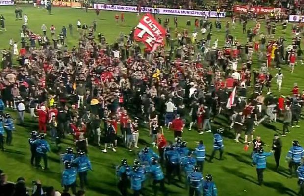 Anul de suferință s-a încheiat! Fanii lui Dinamo au invadat terenul după promovare » Au mers direct la Burcă + adversarul pe care l-au consolat