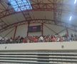 Fanii „câinilor” s-au strâns în Ștefan cel Mare și așteaptă promovarea » Imagini spectaculoase din sala Dinamo