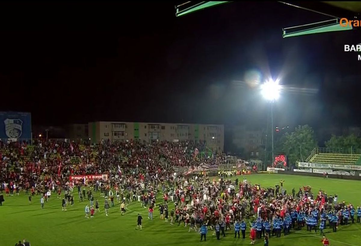 Anul de suferință s-a încheiat! Fanii lui Dinamo au invadat terenul după promovare » Au mers direct la Burcă + adversarul pe care l-au consolat