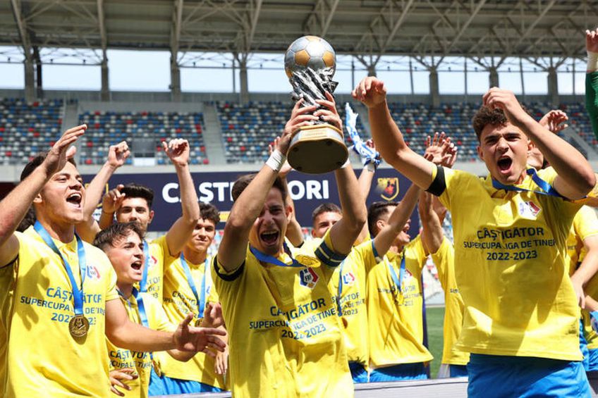 După ce a câștigat prima ediție a Ligii de Tineret, CS Universitatea Craiova U18 a cucerit, astăzi, și Supercupa de Tineret, după ce a învins-o pe FCSB U18, scor 2-1, pe stadionul Ghencea.
Foto: FRF