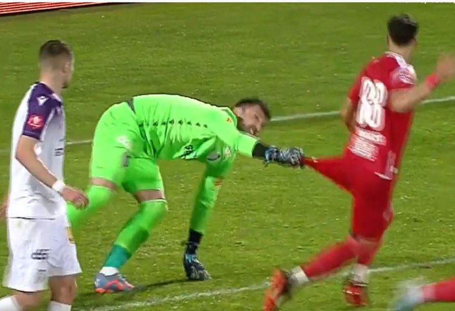 Sebastian Colțescu, salvat de VAR în FC Argeș - Dinamo » Aproape de o gafă uriașă