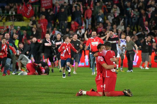 FC Argeș a învins-o pe Dinamo, scor 4-2, în manșa secundă a barajului de promovare/menținere în Superliga, dar, datorită victoriei din tur, 6-1, „câinii” revin în Liga 1 după un an.