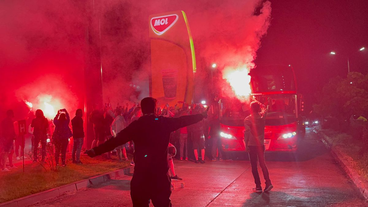 „Revelion” alb-roșu » Imagini de colecție: fanii lui Dinamo au însoțit autocarul până la București! Sărbătoare alături de jucători + cine a fost inamicul #1