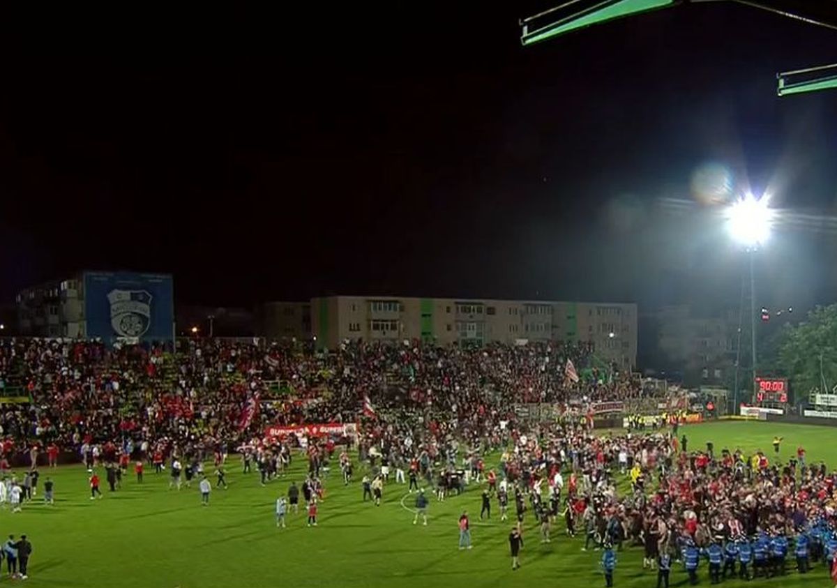 Fanii lui Dinamo au invadat terenul după promovare