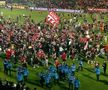 Fanii lui Dinamo au invadat terenul după promovare