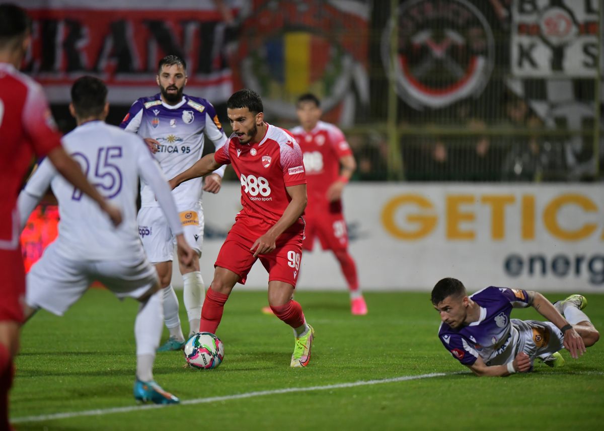 Fiesta în vestiarul lui Dinamo » Amzăr s-a urcat pe masă, dansuri pe manele + 3 momente care nu s-au văzut la TV