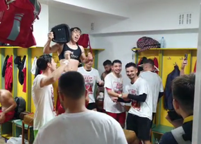 Fiesta în vestiarul lui Dinamo » Amzăr s-a urcat pe masă, dansuri pe manele + 3 momente care nu s-au văzut la TV