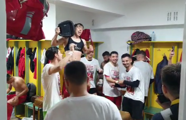 Fiesta în vestiarul lui Dinamo » Amzăr s-a urcat pe masă, dansuri pe manele + 3 momente care nu s-au văzut la TV