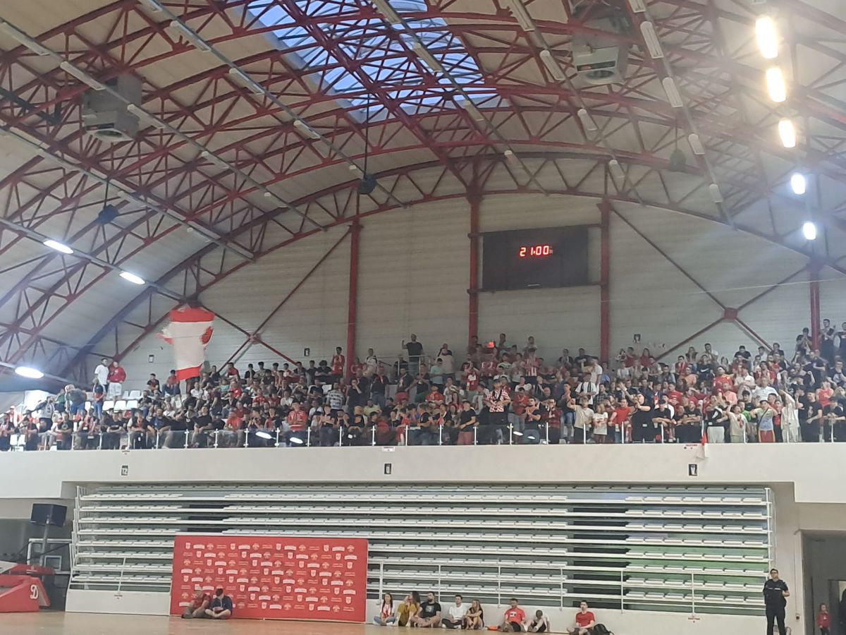 Fanii „câinilor” s-au strâns în Ștefan cel Mare și așteaptă promovarea » Imagini spectaculoase din sala Dinamo