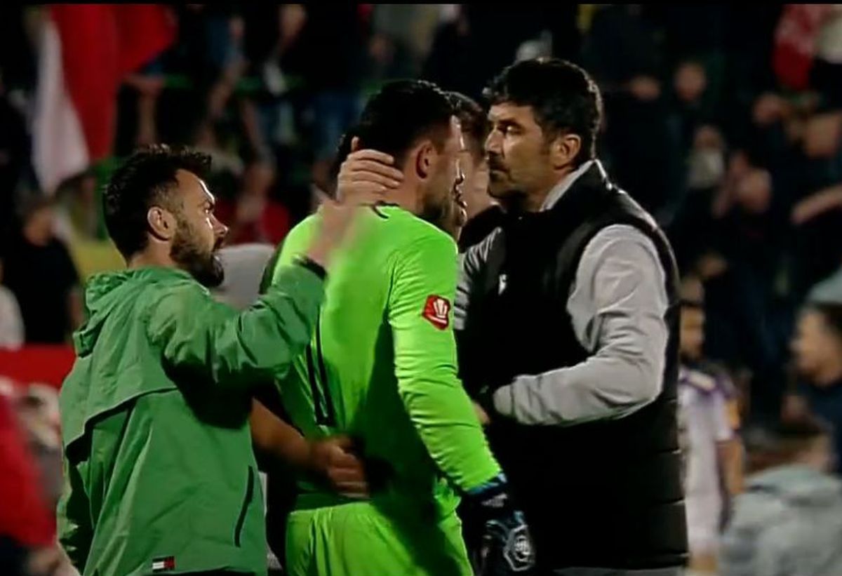 Fanii lui Dinamo au invadat terenul după promovare