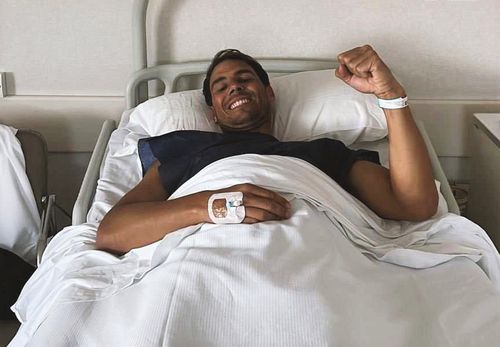 Rafael Nadal zâmbind pe patul de spital
