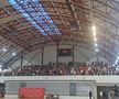 Fanii „câinilor” s-au strâns în Ștefan cel Mare și așteaptă promovarea » Imagini spectaculoase din sala Dinamo
