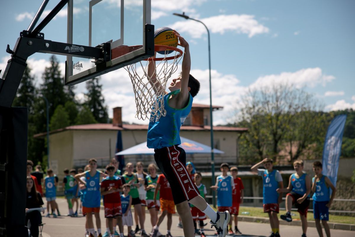Au „invadat” Tâmpa! A fost spectacol sub panou la Sport Arena Streetball Brașov