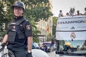 Imagini virale în Spania » Cine e polițistul care a escortat autocarul Realului la petrecerea de pe străzile Madridului