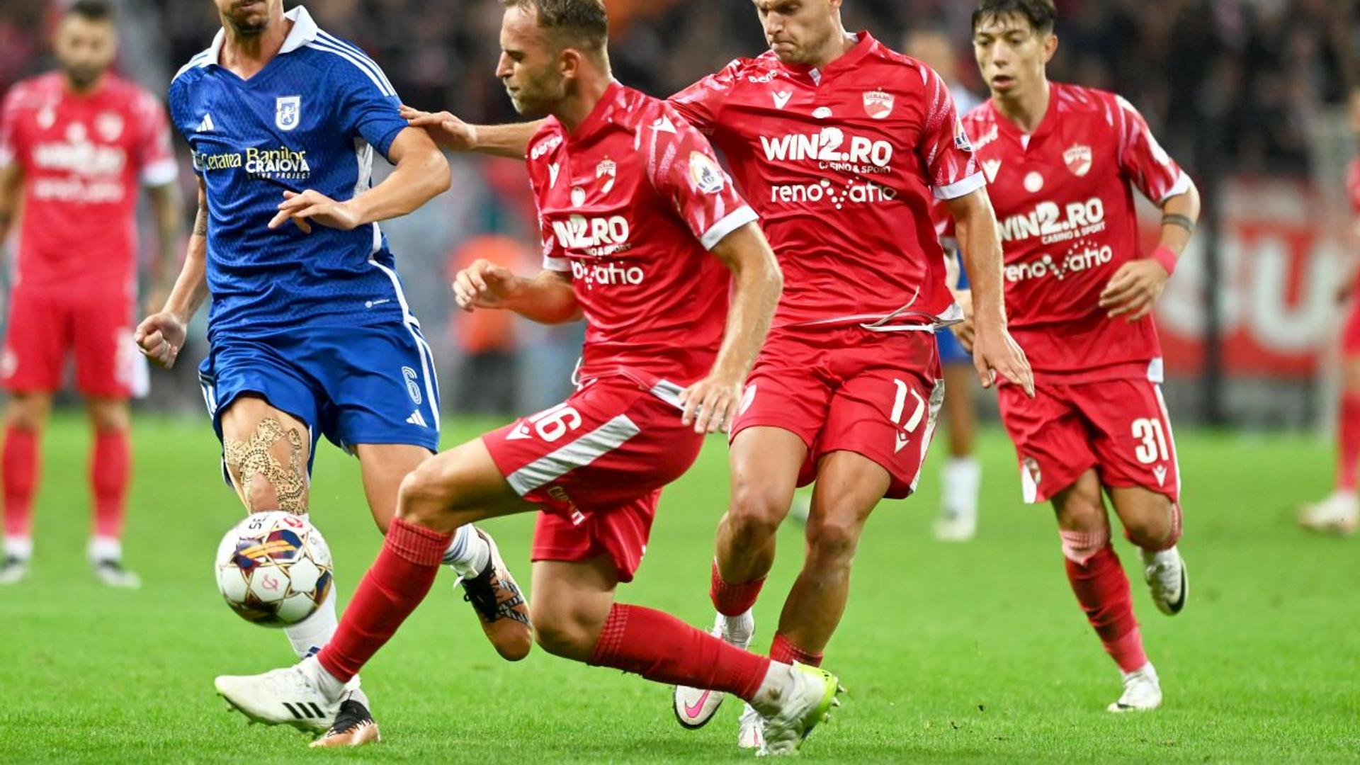 Costin Amzăr în echipamentul de antrenament al lui Dinamo București, discutând cu antrenorul Nuno Campos pe terenul de la Săftica. | sursa foto: Gazeta Sporturilor