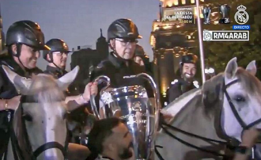 Imagini virale în Spania » Cine e polițistul care a escortat autocarul Realului la petrecerea de pe străzile Madridului