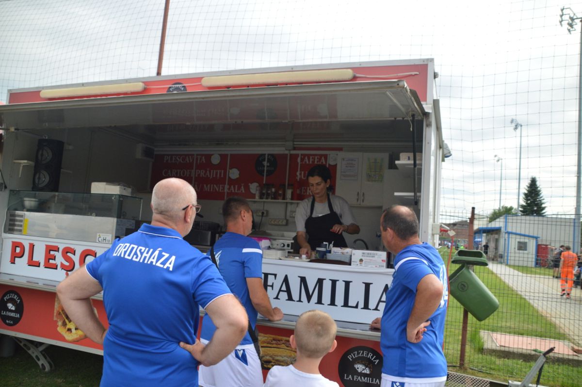 Turneu Internațional de Old Boys la Arad » Nume mari, gustări și răcoritoare: „Povestea merge mai departe”