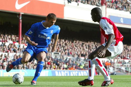 Adrian Mutu, în tricoul lui Chelsea, contra lui Kolo Toure (Arsenal) / Foto: Imago