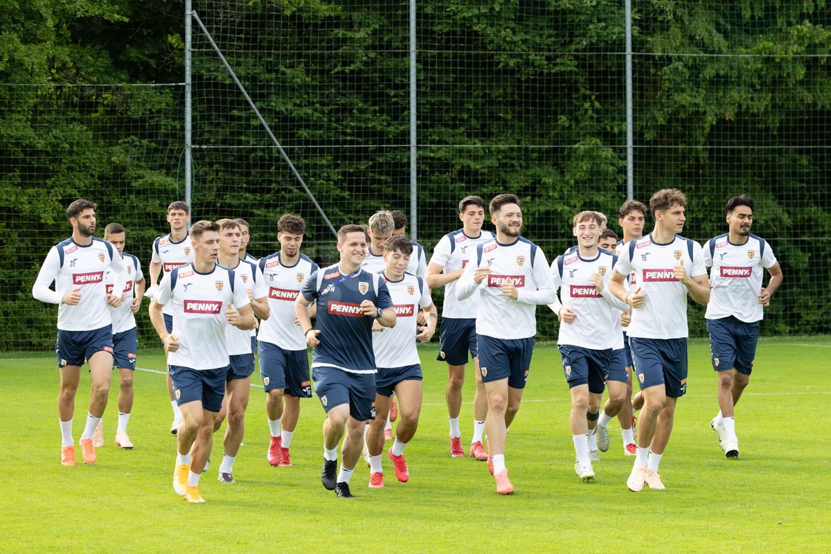 Toată lumea s-a oprit pentru a-l aplauda! Faza zilei în cantonamentul naționalei U21, Pancu e în transă + new-entry la antrenamentul de azi