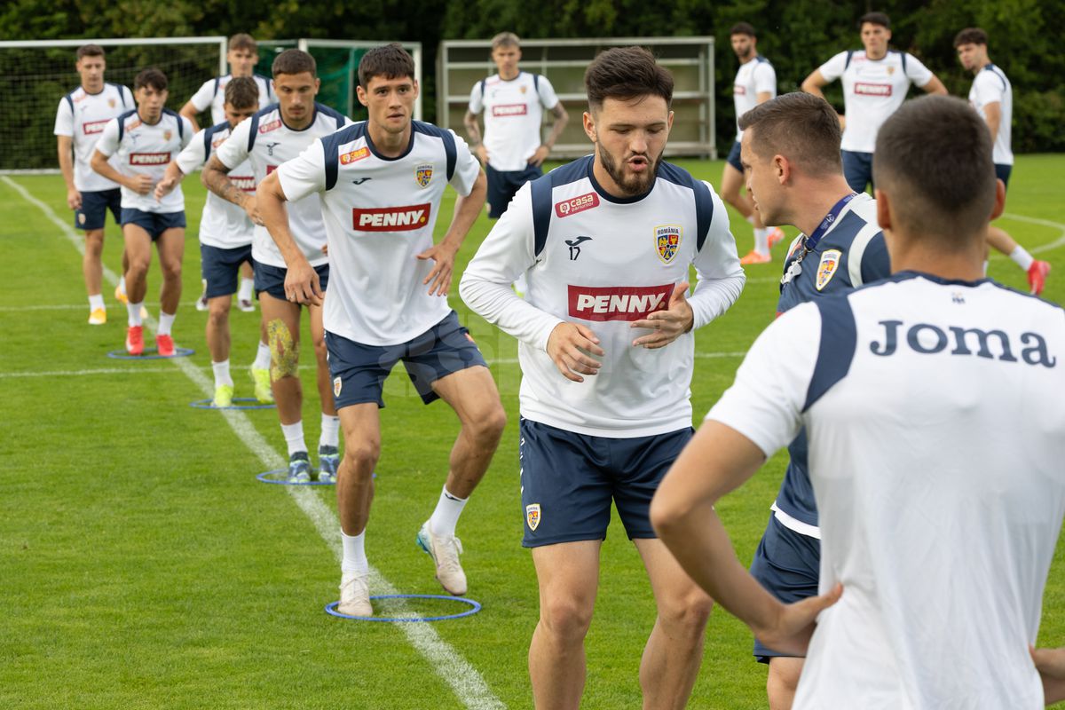 Toată lumea s-a oprit pentru a-l aplauda! Faza zilei în cantonamentul naționalei U21, Pancu e în transă + new-entry la antrenamentul de azi
