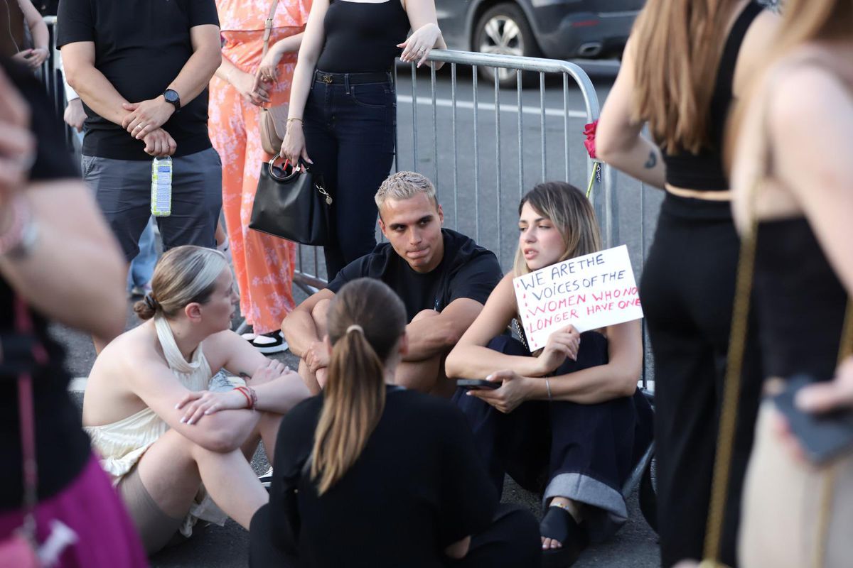 Cristi Manea și soția lui, prezenți la protestul din fața Guvernului: „Noi suntem vocile femeilor”