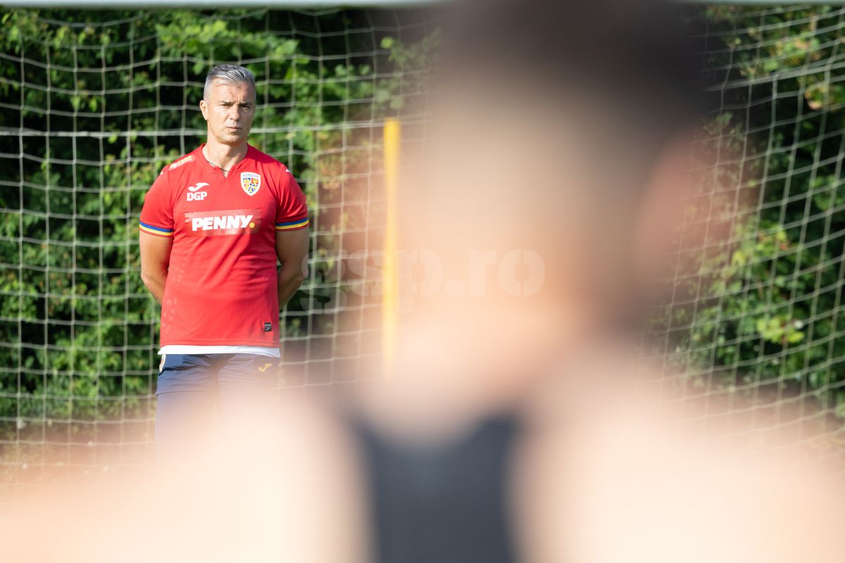 Toată lumea s-a oprit pentru a-l aplauda! Faza zilei în cantonamentul naționalei U21, Pancu e în transă + new-entry la antrenamentul de azi