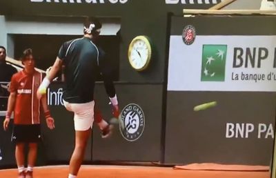 Scandal la Roland Garros! Novak Djokovic a fost descalificat de la US Open pentru un incident similar, lui Lorenzo Musetti i s-a trecut cu vederea