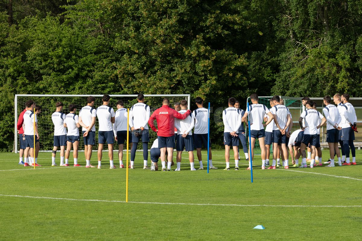 Toată lumea s-a oprit pentru a-l aplauda! Faza zilei în cantonamentul naționalei U21, Pancu e în transă + new-entry la antrenamentul de azi