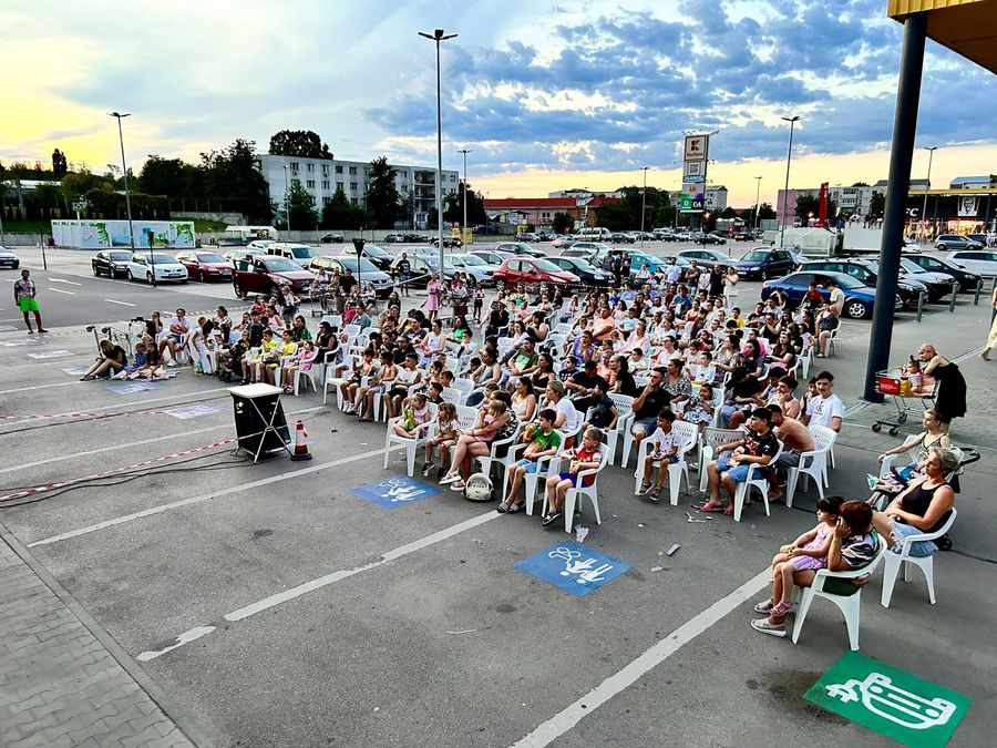 Cinemobilul împlinește 10 ani și pornește în cel mai mare turneu din țară, cu sprijinul Kaufland
