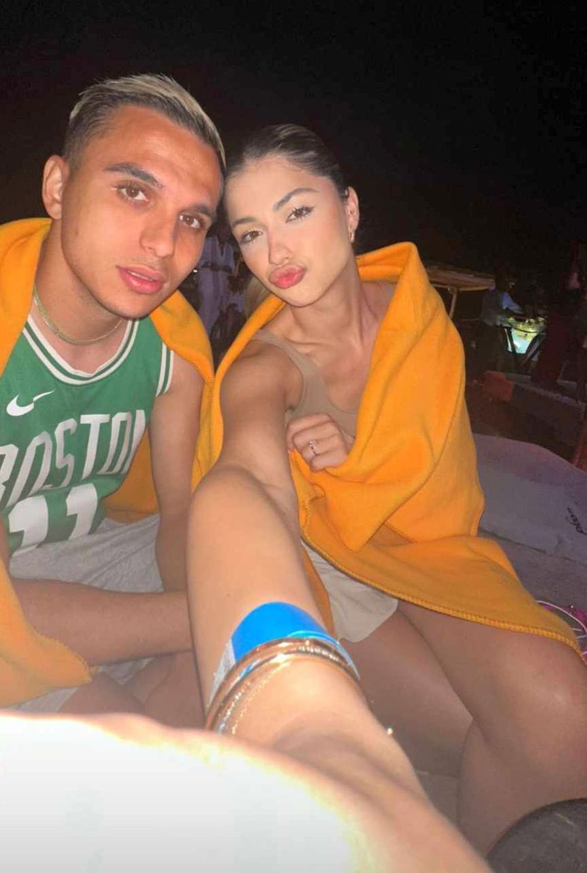 Cristi Manea și soția lui, prezenți la protestul din fața Guvernului: „Noi suntem vocile femeilor”