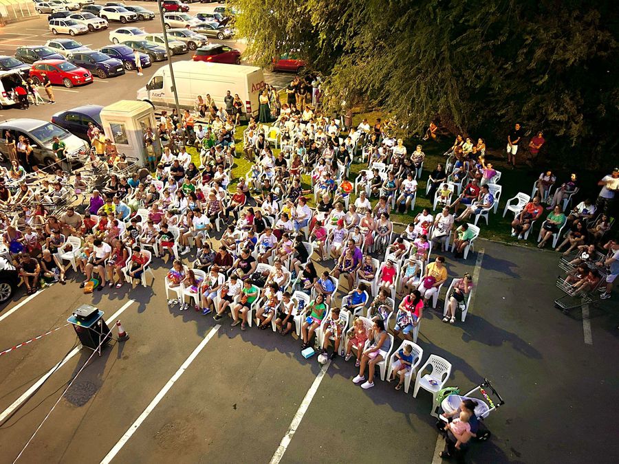 Cinemobilul împlinește 10 ani și pornește în cel mai mare turneu din țară, cu sprijinul Kaufland