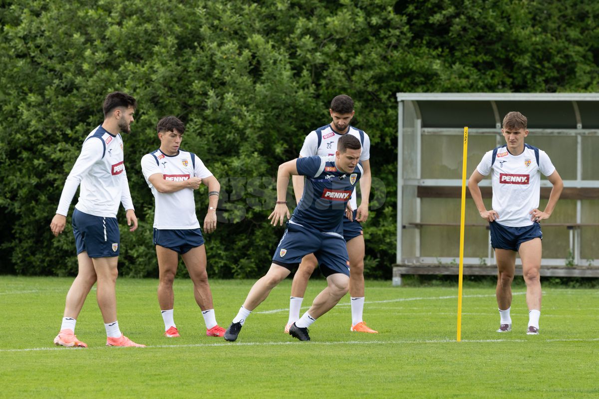 Toată lumea s-a oprit pentru a-l aplauda! Faza zilei în cantonamentul naționalei U21, Pancu e în transă + new-entry la antrenamentul de azi