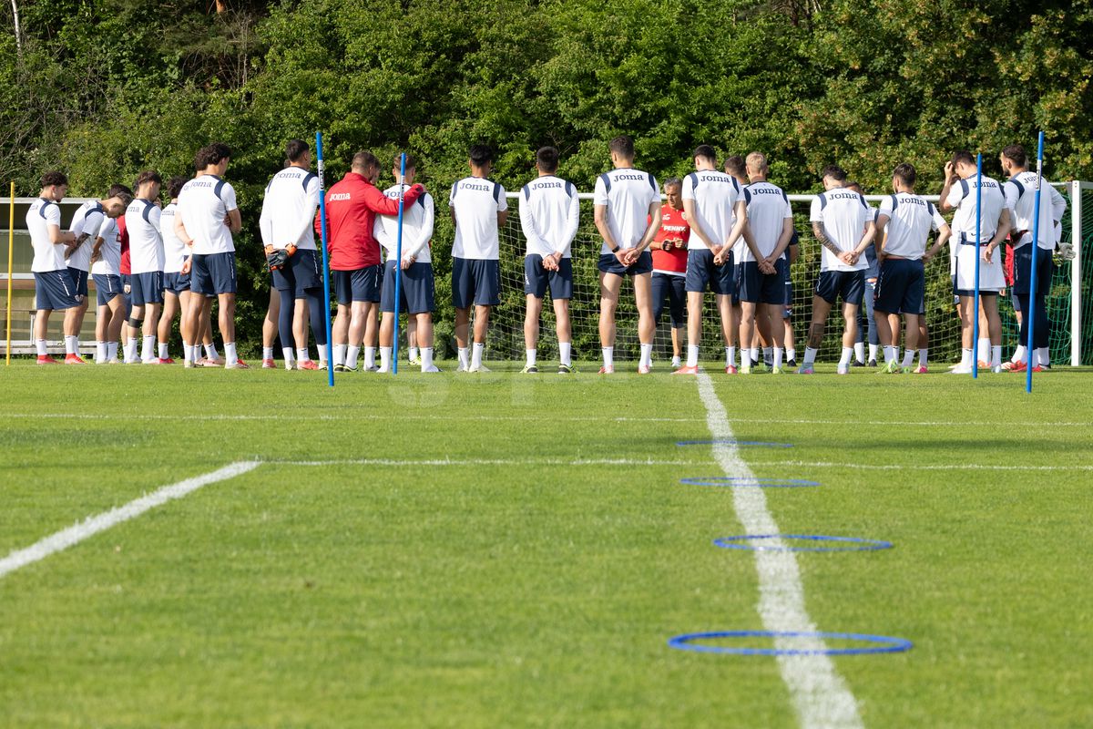 Toată lumea s-a oprit pentru a-l aplauda! Faza zilei în cantonamentul naționalei U21, Pancu e în transă + new-entry la antrenamentul de azi