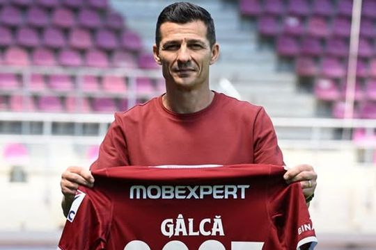 Costel Gâlcă a semnat pe două sezoane cu Rapid, apoi a pozat în premieră cu tricoul alb-vișiniu