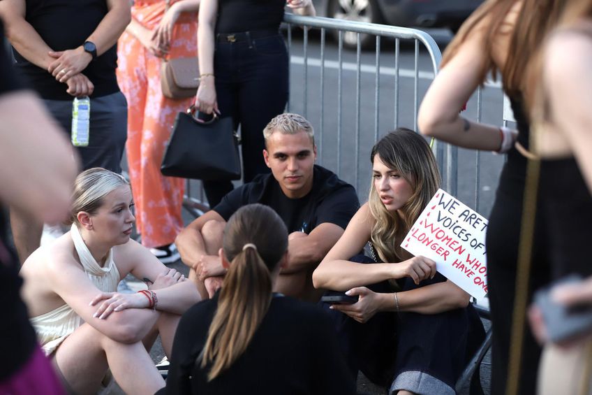 GALERIE FOTO Cristi Manea și soția lui, prezenți la protestul din fața Guvernului: „Noi suntem vocile femeilor”