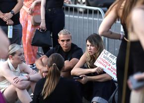 Cristi Manea și soția lui, prezenți la protestul din fața Guvernului: „Noi suntem vocile femeilor”