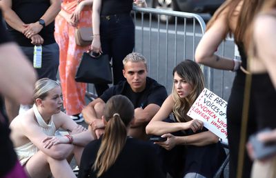 Cristi Manea și soția lui, prezenți la protestul din fața Guvernului: „Noi suntem vocile femeilor”