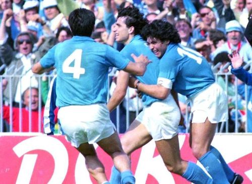 „S-a trezit, a luat toporul și a mers la mama, care spăla rufe în râul de lângă casă. A ucis-o”. Drama teribilă a unui fost coleg cu Diego Maradona