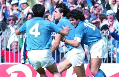 „S-a trezit, a luat toporul și a mers la mama, care spăla rufe la râu. A ucis-o”. Drama teribilă a unui fost coleg cu Diego Maradona