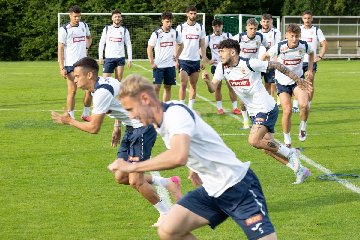 Toată lumea s-a oprit pentru a-l aplauda! Faza zilei în cantonamentul naționalei U21, Pancu e în transă + new-entry la antrenamentul de azi
