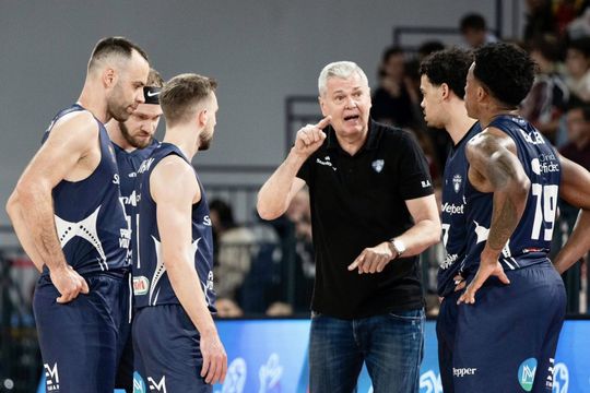 Ainars Bagatskis, înconjurat de jucătorii săi de la CSO Voluntari/Foto: Facebook (CSO Voluntari - Baschet)
