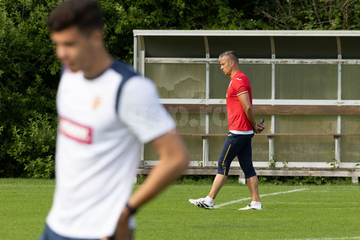 Toată lumea s-a oprit pentru a-l aplauda! Faza zilei în cantonamentul naționalei U21, Pancu e în transă + new-entry la antrenamentul de azi